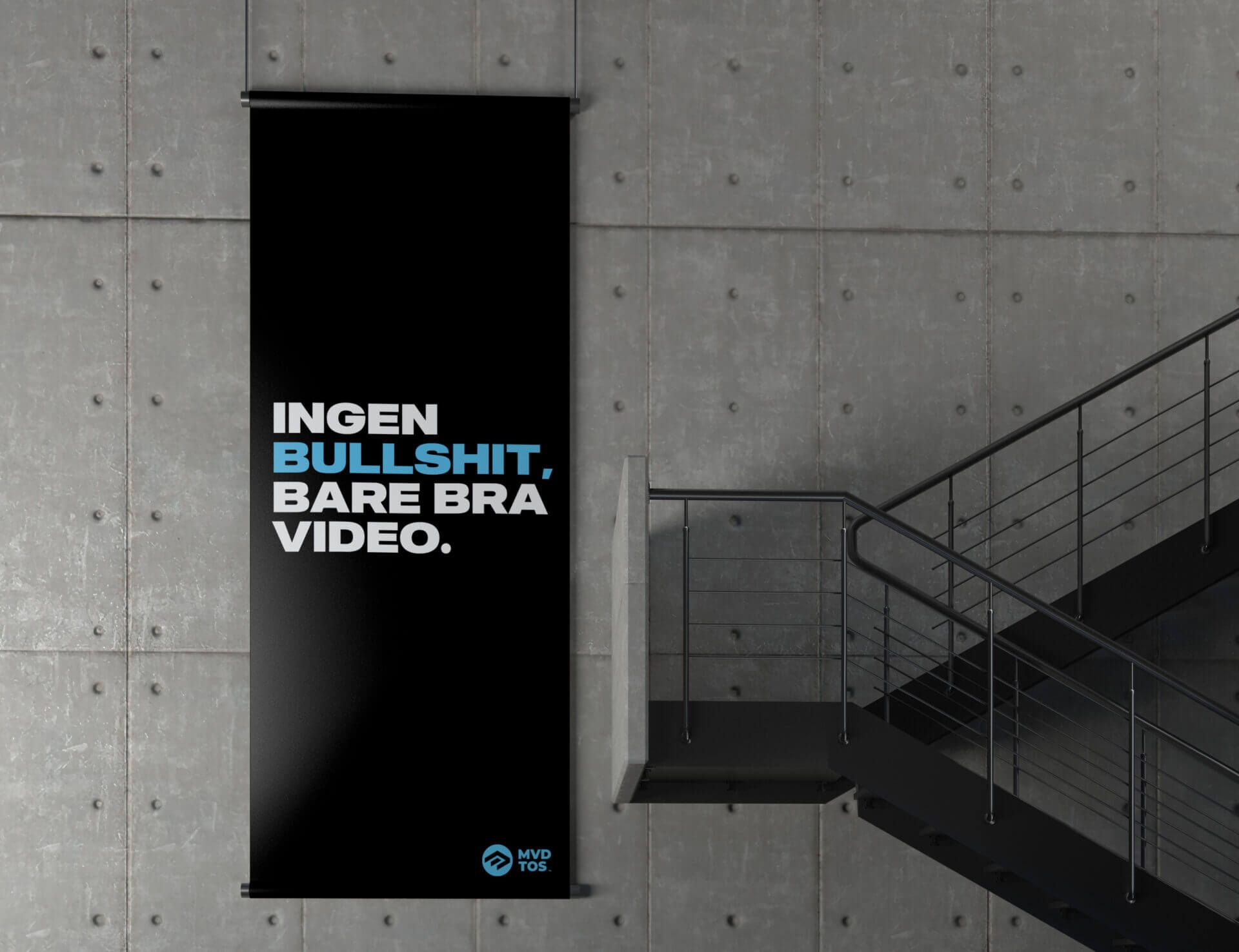 A tall Montevideo banner on a concrete wall: “Ingen bullshit, bare bra video” (No bullshit, just good video)